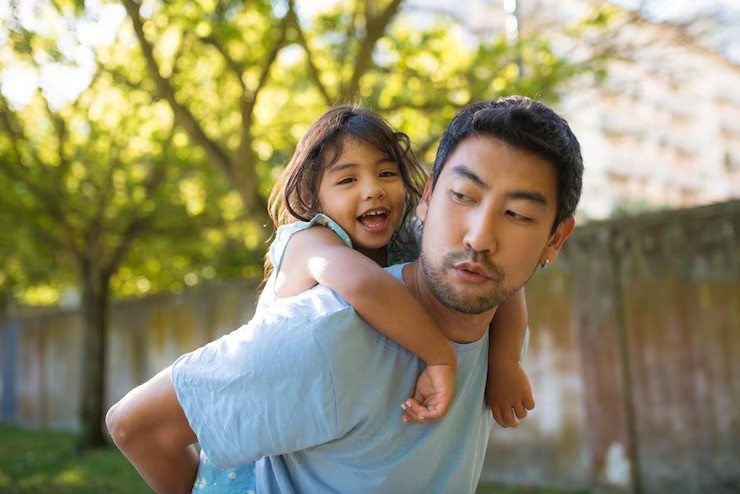 ayah cinta pertama anak perempuan, peran ayah dalam pengasuhan, ayah teladan keluarga, parenting untuk ayah, contoh sikap ayah yang baik, peran suami dalam rumah tangga, ibu muda parenting